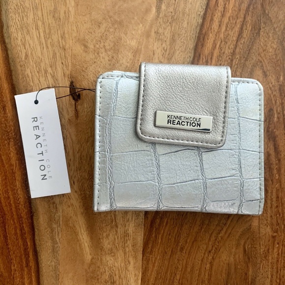 Kenneth Cole Reaction Silver Faux Leather Embossed Croc Logo Plate Bifold Wallet - Picture 1 of 12
